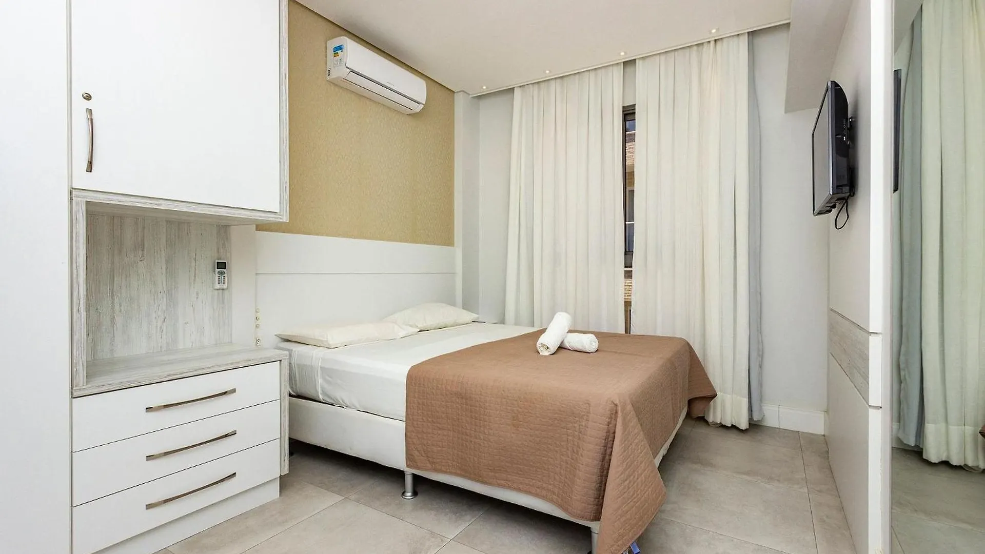 Porto Madero 305 - Edifício com Lazer no Rooftop para até 7 Pessoas - 180 Metros da Praia de Bombinhas 0*,  Brasil