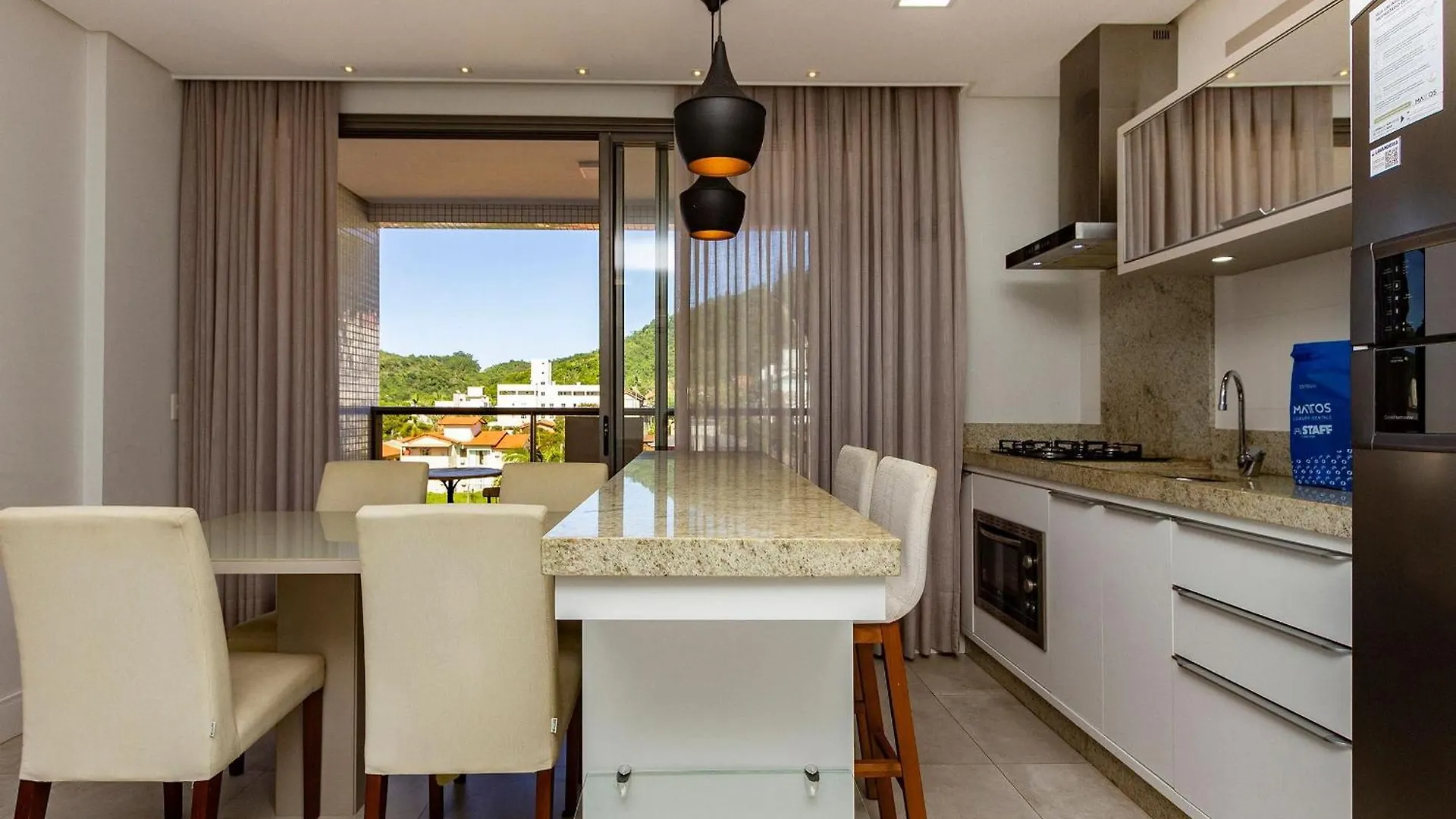 Apartamento Porto Madero 305 - Edifício com Lazer no Rooftop para até 7 Pessoas - 180 Metros da Praia de Bombinhas